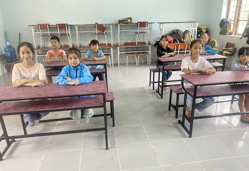 Các em học sinh Trường tiểu học Bãi Dinh, xã Dân Hóa (huyện Minh Hóa) vui mừng được ngồi học trên những bộ bàn ghế mới sản xuất từ nhựa tái chế do Công ty Thanh Tùng 2 tặng.
