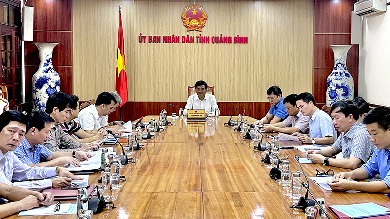 Đồng chí Giám đốc Sở Công thương Phạm Quang Hải chủ trì hội nghị tại điểm cầu tỉnh Quảng Bình.