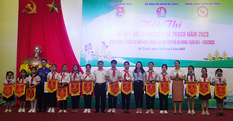 Các đồng chí lãnh đạo Tỉnh đoàn, huyện  Bố Trạch tặng cờ lưu niệm cho các thí sinh dự thi.