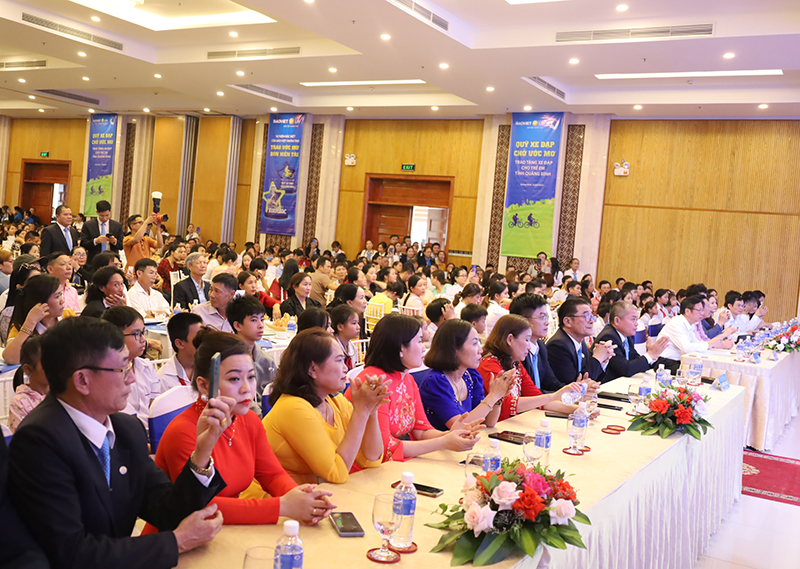 Đại diện các ban, ngành, địa phương, đơn vị tham dự buổi lễ.