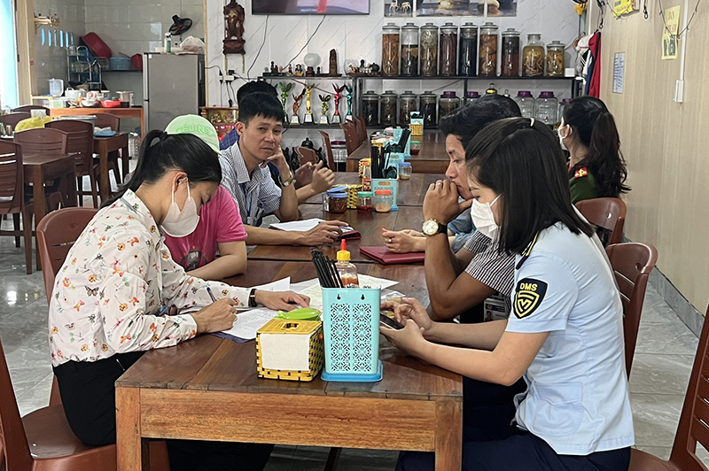 Đoàn kiểm tra cơ sở sản xuất, kinh doanh thực phẩm, nhà hàng, dịch vụ ăn uống tại phường Đồng Phú.