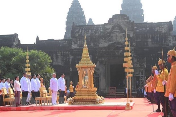 Quốc Vương Norodom Sihamoni, Thủ tướng Hun Sen và các đại biểu thực hiện nghi thức tại Lễ xin lửa và khởi động hoạt động rước đuốc cho SEA Games 32 và ASEAN Para Games 12 trước Đền Angkor Wat tại tỉnh Siem Reap, Vương quốc Campuchia. (Ảnh: AKP/TTXVN)