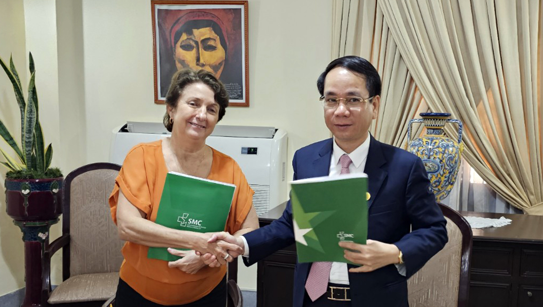 Đồng chí Phó Chủ tịch UBND tỉnh Phan Mạnh Hùng và đồng chí Tania Margarita Cruz Hernández, Tiến sĩ, Thứ trưởng Bộ Y tế Cộng hòa Cu-ba ký kết Biên bản ghi nhớ.