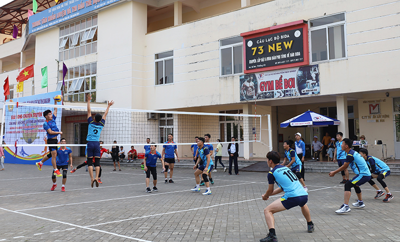 Trận đấu khai mạc giải giữa đội bóng nam LĐLĐ huyện Minh Hóa và CĐCS Công ty CP Việt Trung.