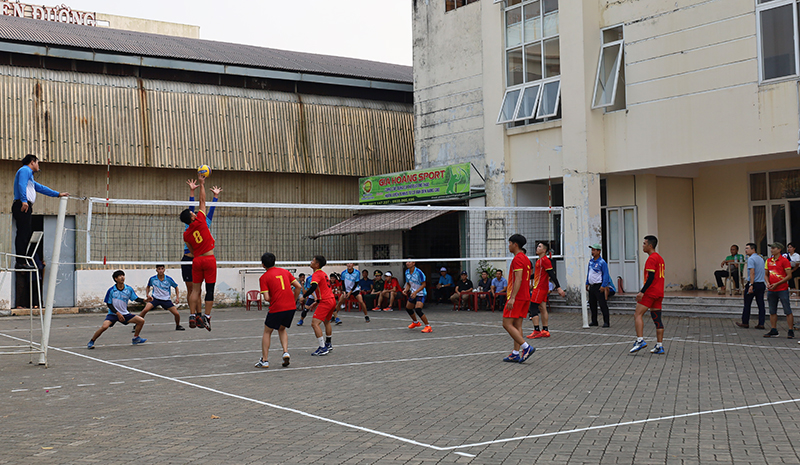 Trận đấu giữa đội bóng nam CĐCS Vườn Quốc gia Phong Nha-Kẻ Bàng và CĐCS Công ty TNHH MTV Long Đại.