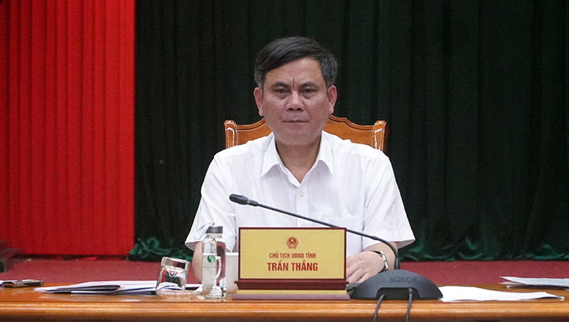 Đồng chí Chủ tịch UBND tỉnh Trần Thắng chủ trì phiên họp tại điểm cầu Quảng Bình.