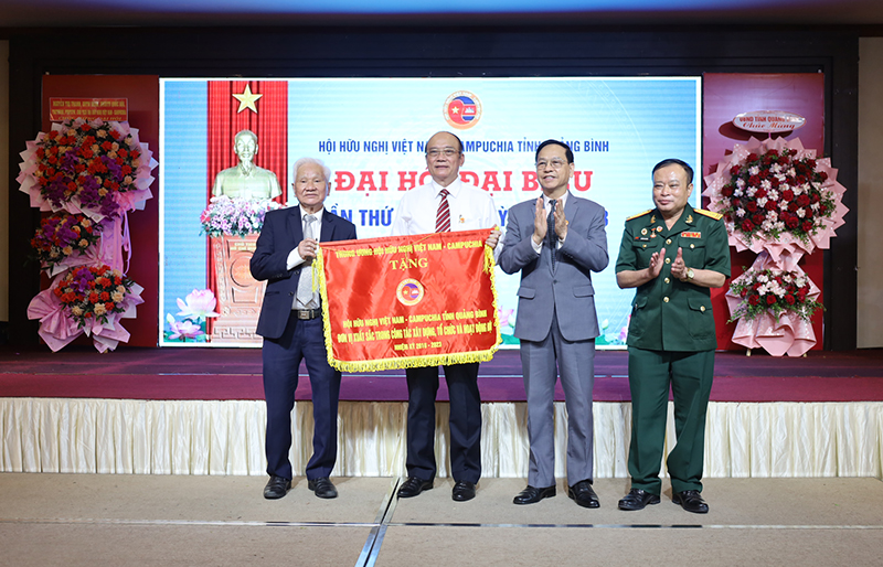Trung ương Hội hữu nghị Việt Nam-Campuchia tặng Cờ thi đua xuất sắc cho Hội hữu nghị Việt Nam-Campuchia tỉnh Quảng Bình…