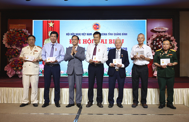 Trung ương Hội hữu nghị Việt Nam-Campuchia trao kỷ niệm chương cho các cá nhân có nhiều đóng góp cho hoạt động hội. 