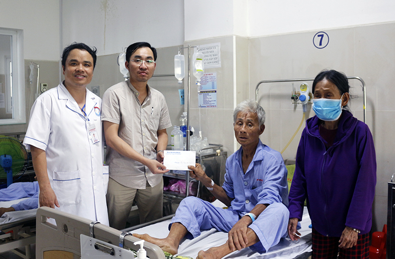Trước sự chứng kiến của đại diện Chi hội Bảo trợ bệnh nhân nghèo Bệnh viện Việt Nam-Cuba Đồng Hới, phóng viên Báo Quảng Bình trao tiền hỗ trợ cho ông Trần Văn Trúc.