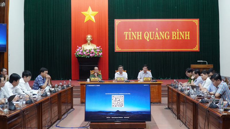 Đồng chí Phó Chủ tịch UBND Hồ An Phong chủ trì thảo luận.