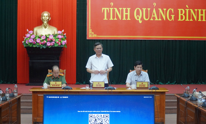 Đồng chí Chủ tịch UBND tỉnh Trần Thắng chủ trì phiên họp.