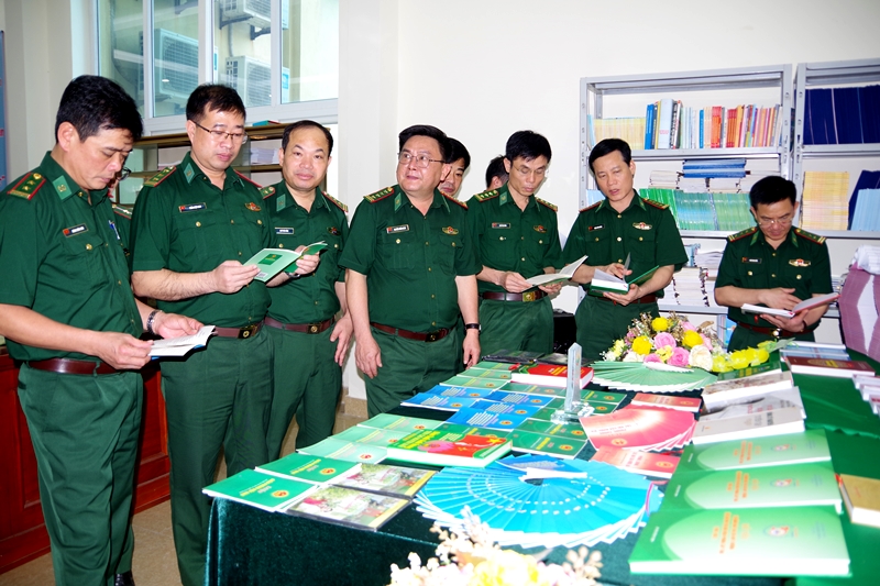 Lãnh đạo Bộ Chỉ huy BĐBP tỉnh và cán bộ, chiến sĩ tham quan và đọc sách tại gian trưng bày phòng Thư viện Bộ Chỉ huy BĐBP tỉnh.