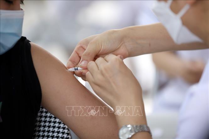 Tiêm vaccine phòng dịch COVID-19 tại điểm tiêm Nhà văn hóa khối Đại Thắng, phường Chi Lăng, thành phố Lạng Sơn. Ảnh minh họa: Anh Tuấn/TTXVN