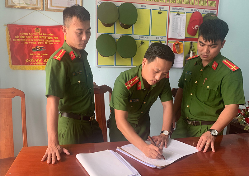 Thượng úy Nguyễn Thái Quý (giữa) và đồng đội trao đổi kế hoạch công tác bảo đảm ANTT trên địa bàn.