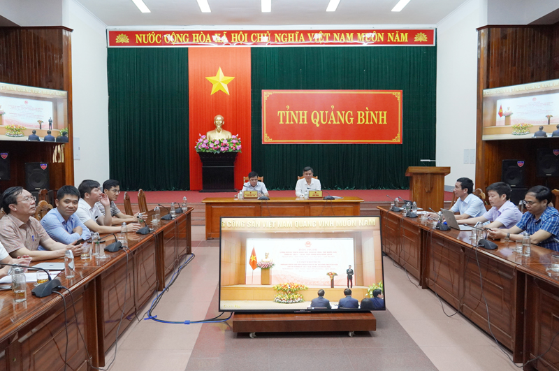 Chủ tịch UBND tỉnh Trần Thắng và các đại biểu dự hội nghị tại điểm cầu Tnihr Quảng Bình.