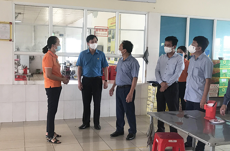  Đoàn công tác của lãnh đạo tỉnh và LĐLĐ tỉnh kiểm tra khu vực ăn ca tại Công ty TNHH S&D Quảng Bình.