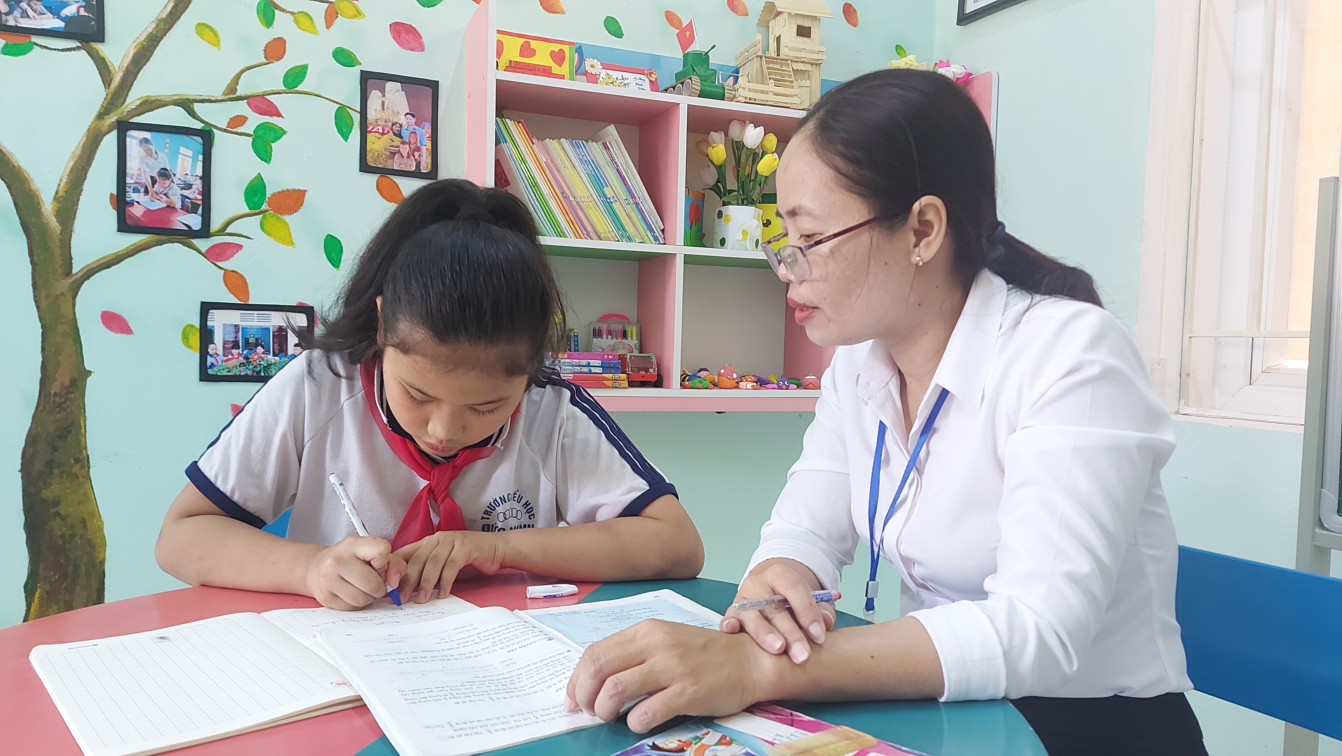 Một buổi học phụ đạo cho học sinh khuyết tật ở Trường tiểu học Đức Ninh.