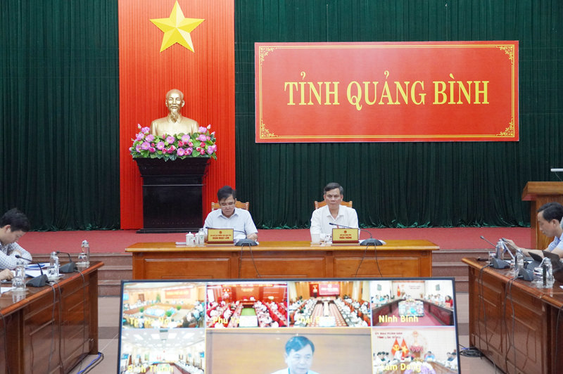 Chủ tịch UBND tỉnh Trần Thắng và các đại biểu dự. hội nghị tại điểm cầu tỉnh Quảng Bình