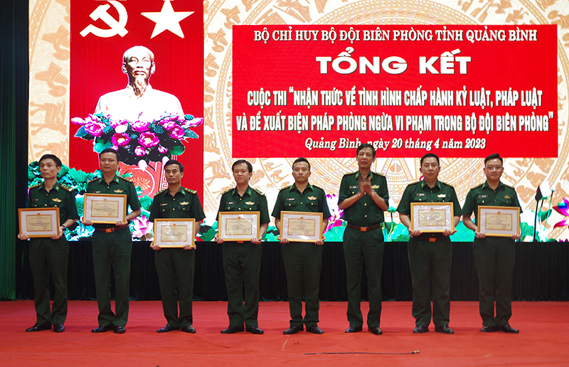 Đại tá Lê Văn Tiến, Bí thư Đảng ủy, Chính ủy Bộ Chỉ huy Bộ đội Biên phòng tỉnh trao Giấy ghen cho tập thể và cá nhân tiêu biể trong thực hiện Cuộc thi.