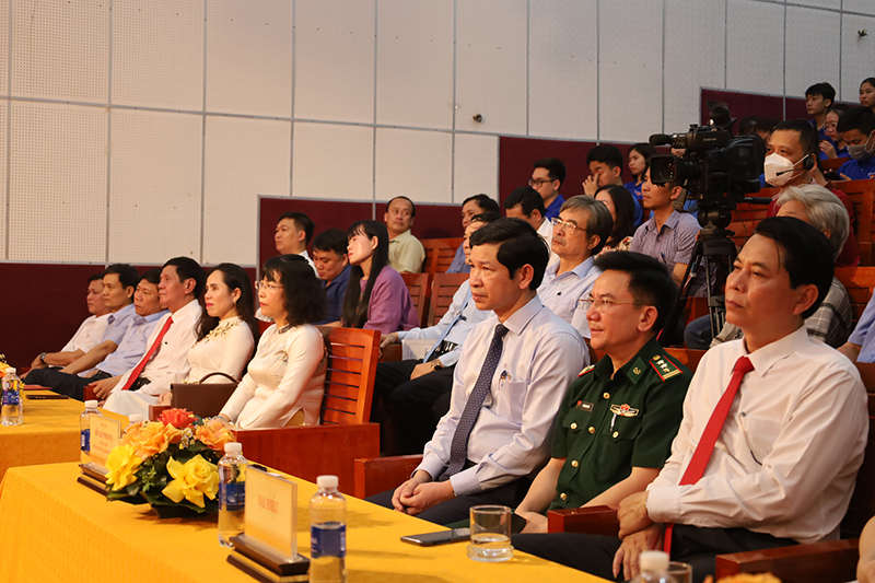 Đồng chí Phó Chủ tịch UBND tỉnh Hồ An Phong và các đại biểu tham dự chương trình. 