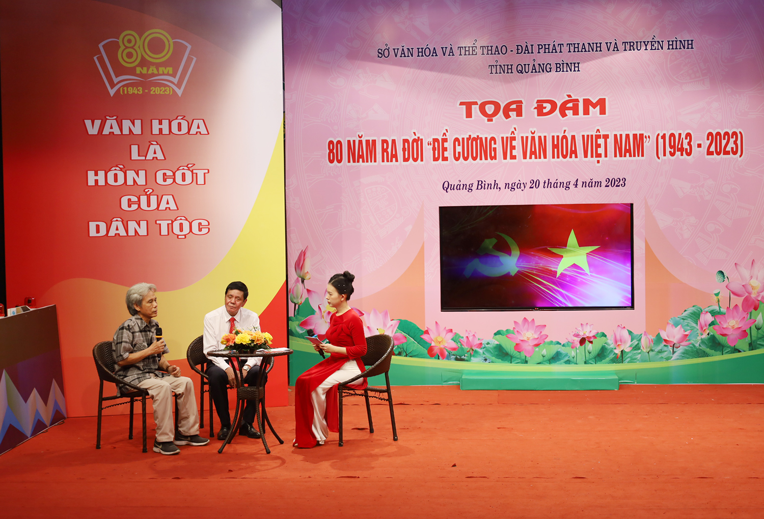 Các khách mời thảo luận về ý nghĩa ra đời của Đề cương về văn hóa Việt Nam trong bối cảnh lịch sử Việt Nam và thế giới.