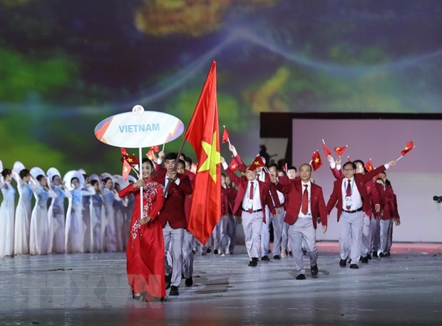 Nguyễn Huy Hoàng cầm cờ cho Đoàn thể thao Việt Nam tại SEA Games 31. (Ảnh: Minh Quyết/TTXVN)