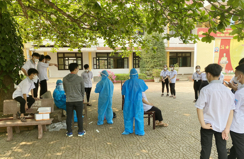 Y tế Bố Trạch tập trung lấy mẫu, giám sát chùm ca bệnh tại Trường THPT Hùng Vương.