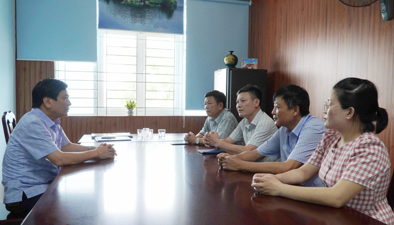 Đoàn công tác của CDC Quảng Bình trao đổi trực tiếp với lãnh đạo BVĐK Bố Trạch phương án phòng, chống dịch. 
