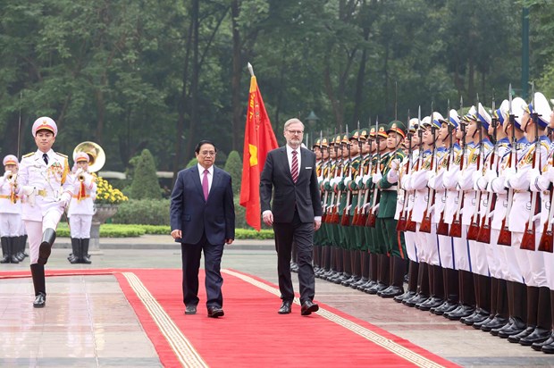   Thủ tướng Phạm Minh Chính và Thủ tướng nước Cộng hoà Séc Petr Fiala duyệt Đội danh dự Quân đội nhân dân Việt Nam. (Ảnh: Dương Giang/TTXVN)