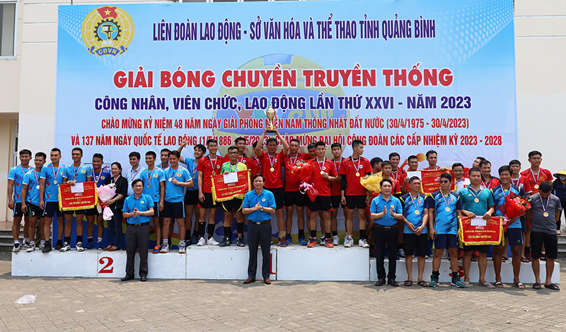 Lãnh đạo LĐLĐ tỉnh trao giải nhất, nhì, ba cho các đội bóng chuyền nam.