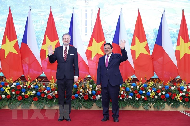 Thủ tướng Phạm Minh Chính và Thủ tướng nước Cộng hoà Séc Petr Fiala chụp ảnh chung. (Ảnh: Dương Giang/TTXVN)