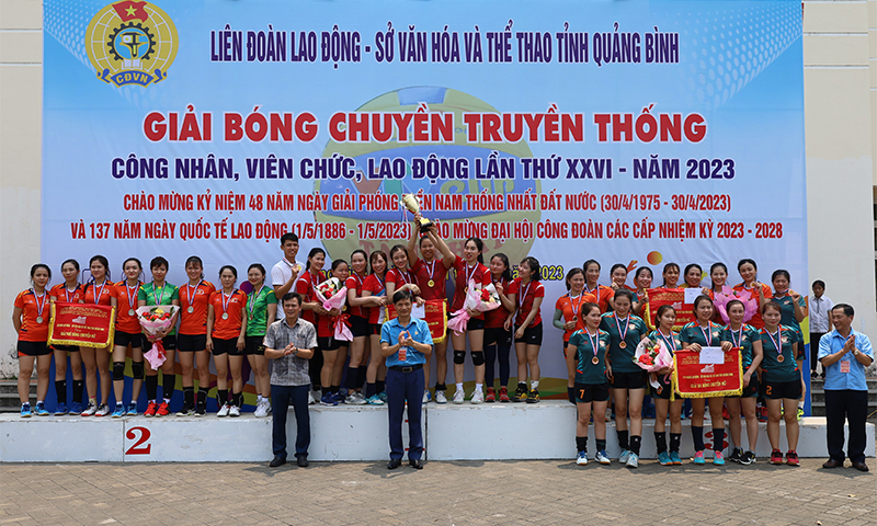 Đại diện Ban Tổ chức trao giải nhất, nhì, ba cho các đội bóng chuyền nữ.