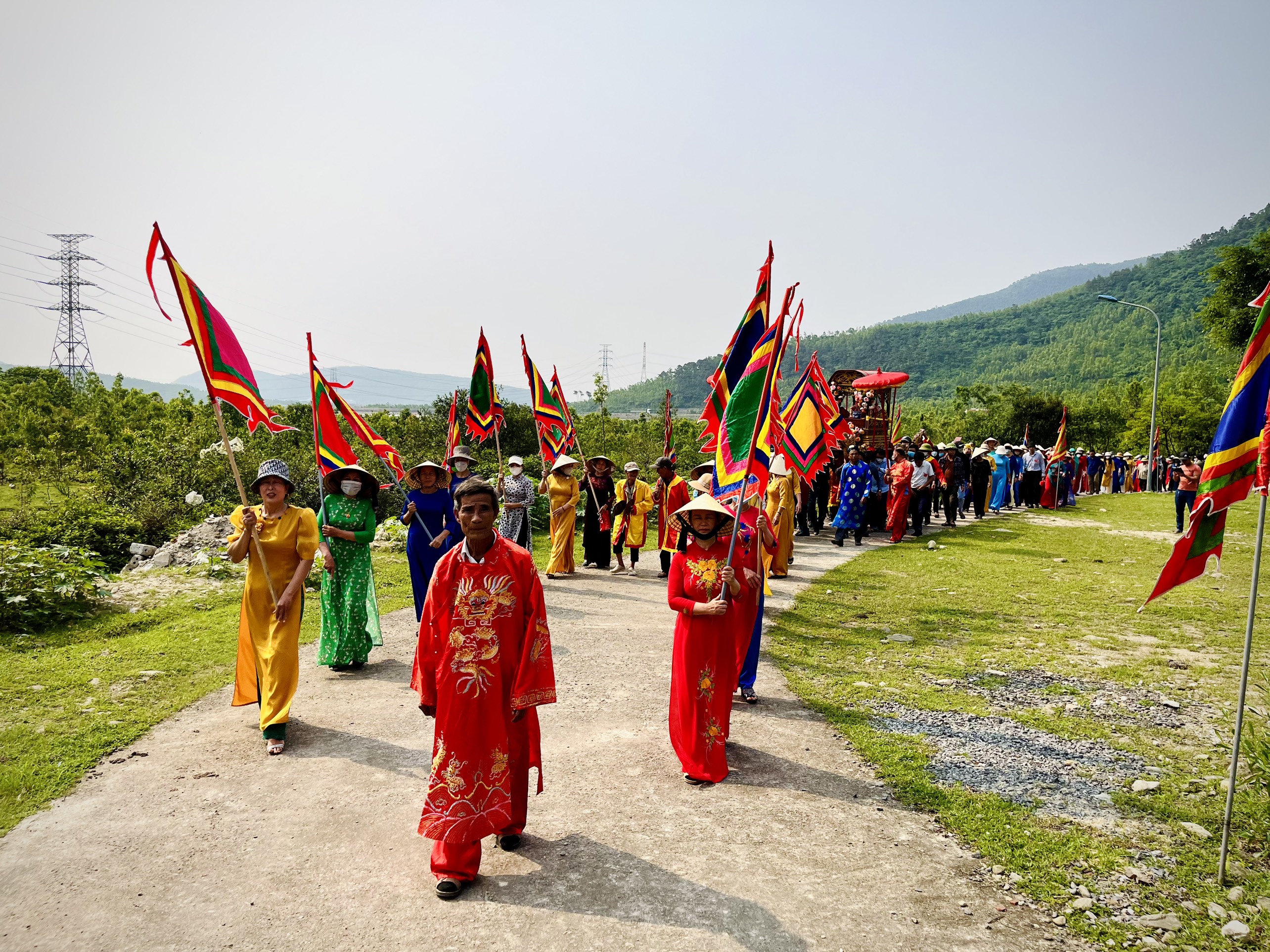 Đông đảo nhân dân và du khách tham gia lễ rước sắc phong 12 vị 2 vị thần Thành Hoàng từ đình làng Vịnh Sơn qua đền thờ Thánh Mẫu Liễu Hạnh trong sáng ngày 21/4 (tức 2/3 âm lịch).