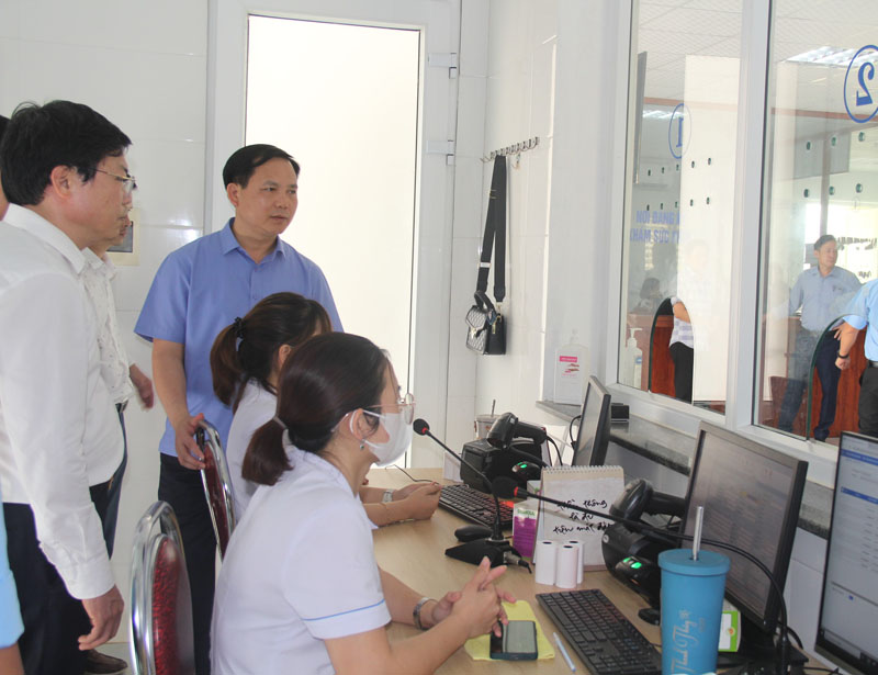 Đồng chí Chu Mạnh Sinh kiểm tra việc đón tiếp người bệnh đăng ký KCB BHYT bằng CCCD gắn chip tích hợp xác thực sinh trắc tại Bệnh viện đa khoa TP. Đồng Hới.