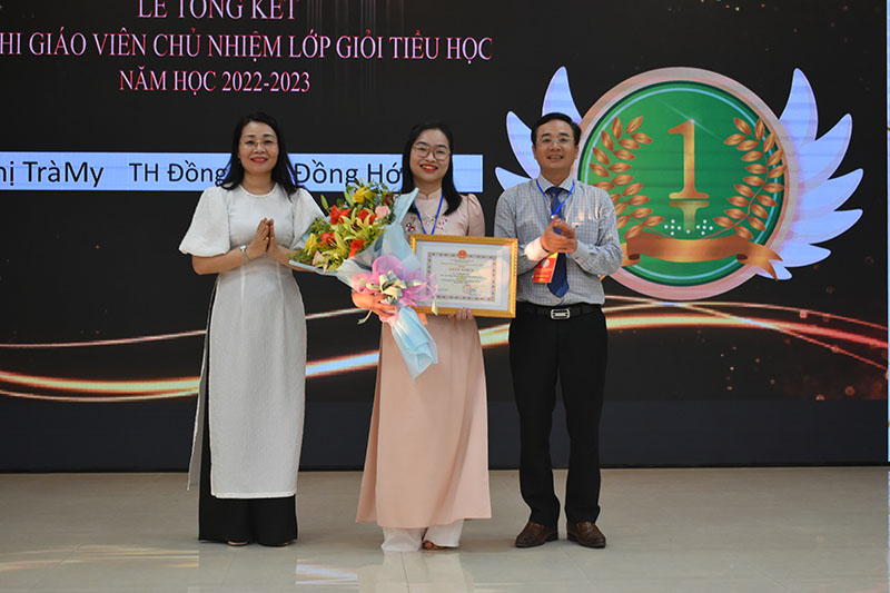 Ban tổ chức trao giải nhất cho cô giáo Lê Thị Trà My, Trường tiểu học Đồng Phú (TP. Đồng Hới).