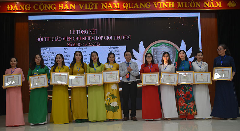 Ban tổ chức trao giải nhì cho các thí sinh đoạt giải