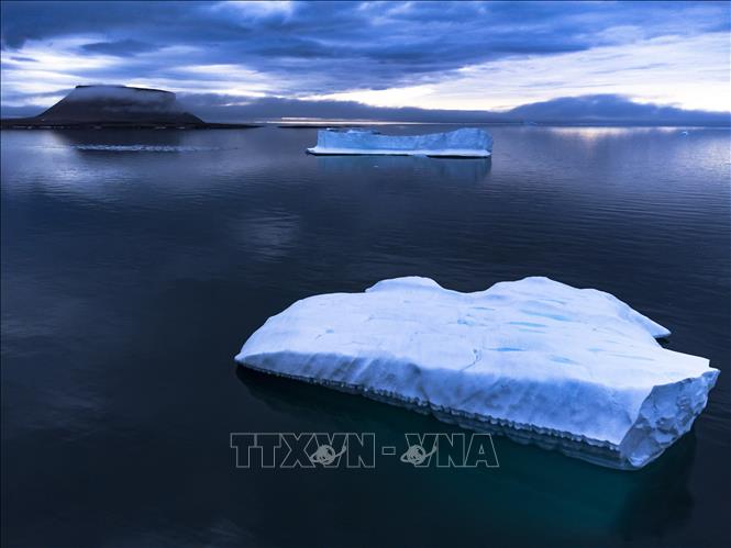 Băng trôi trên Vịnh Baffin ở gần Pituffik, Greenland, ngày 20/7/2022. Ảnh: AFP/TTXVN