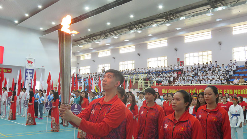 Vận động viên Nguyễn Huy Hoàng (người cầm đuốc) tại Đại hội Thể dục-Thể thao tỉnh Quảng Bình lần thứ IX