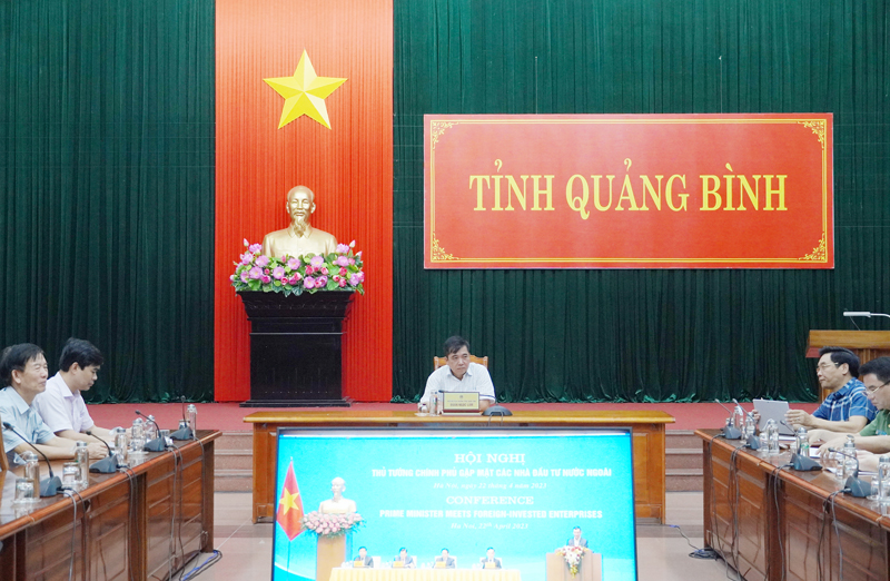 Phó Chủ tịch Thường trực UBND tỉnh Đoàn Ngọc Lâm và các đại biểu dự hội nghị tại điểm cầu Quảng Bình.