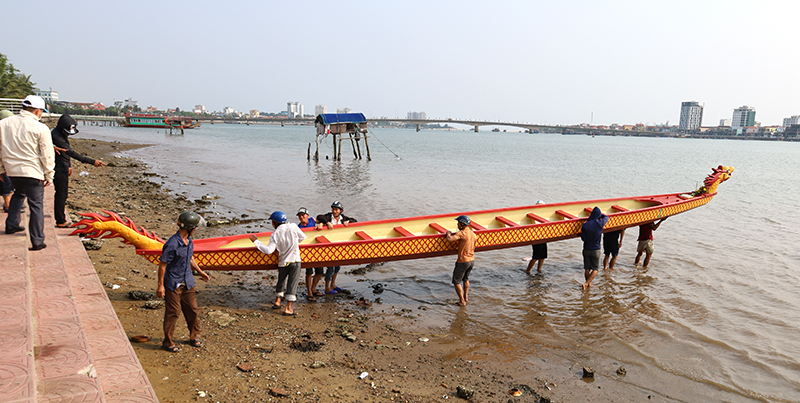 Các đội bơi ở xã Bảo Ninh tiến hành hạ thuyền trên sông Nhật Lệ. 