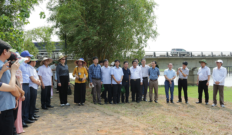 Các đại biểu tham quan khu di tích Quốc gia đặc biệt đôi bờ Hiền Lương-Bến Hải.