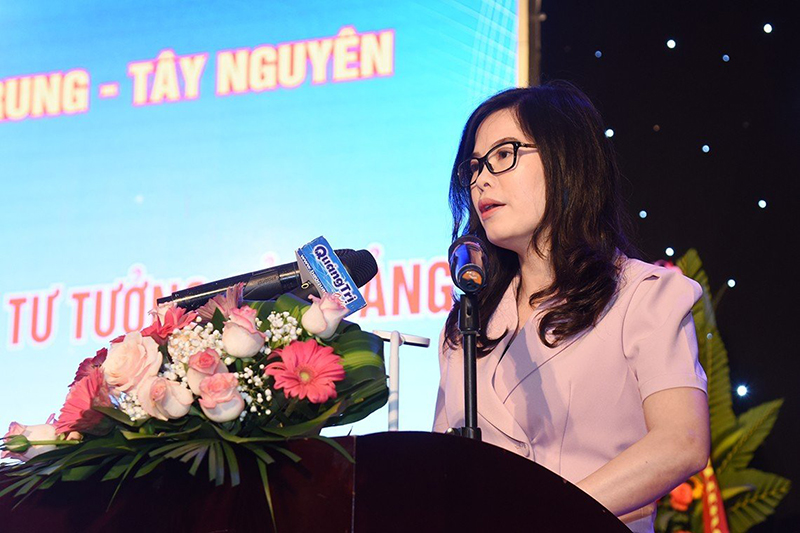 Phó Vụ trưởng vụ báo chí-xuất bản, Ban Tuyên giáo Trung ương Phan Thị Quỳnh Mai phát biểu tại hội thảo.