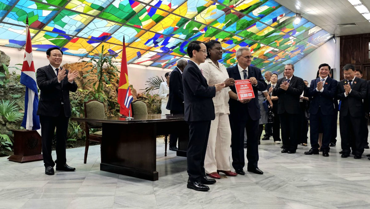 Quảng Bình trao tặng tỉnh Santiago de Cuba 50.000 đô la Mỹ
