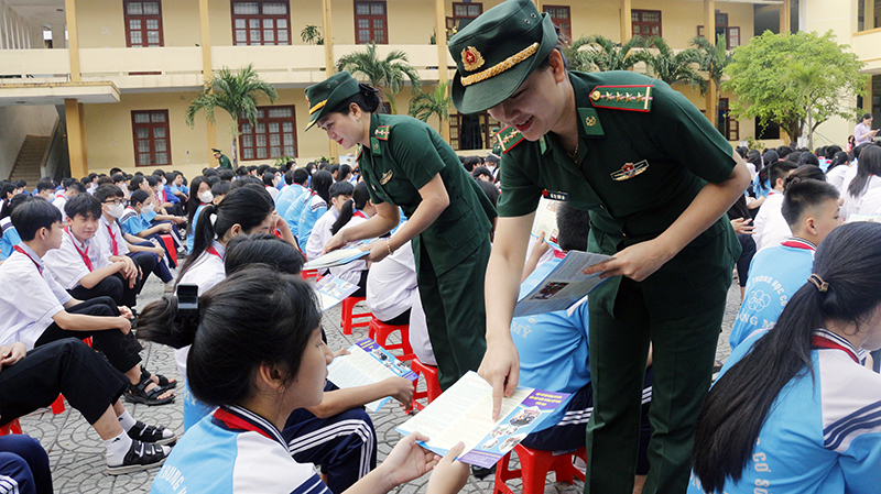 BĐBP tỉnh phát tờ rơi, tờ gấp giới thiệu Luật Biên phòng Việt Nam.