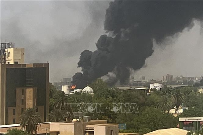 Khói bốc lên tại khu dân cư ở Khartoum, sau giao tranh giữa quân đội Sudan và lực lượng bán quân sự RSF, ngày 16/4/2023. Ảnh: AFP/TTXVN