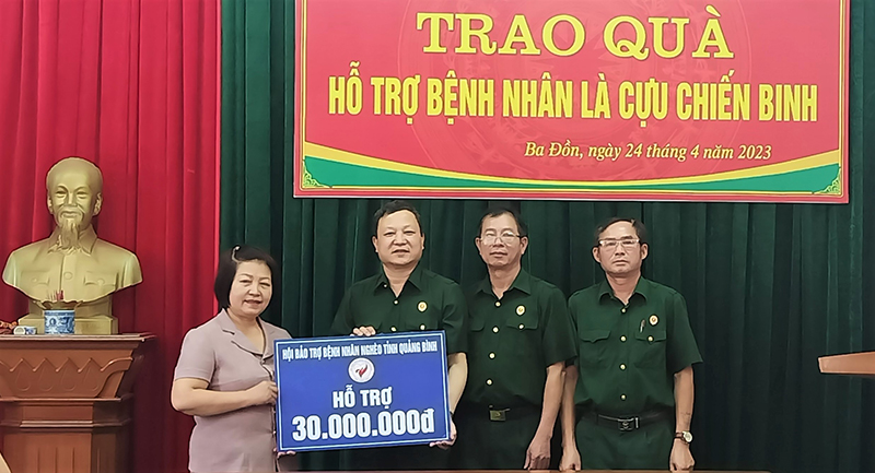 Đại diện Hội bảo trợ bệnh nhân nghèo tỉnh trao quà đại diện cho Hội Cựu chiến binh tỉnh