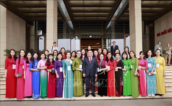 Chủ tịch Quốc hội Vương Đình Huệ với các nhà báo nữ tiêu biểu. Ảnh: Doãn Tấn/TTXVN