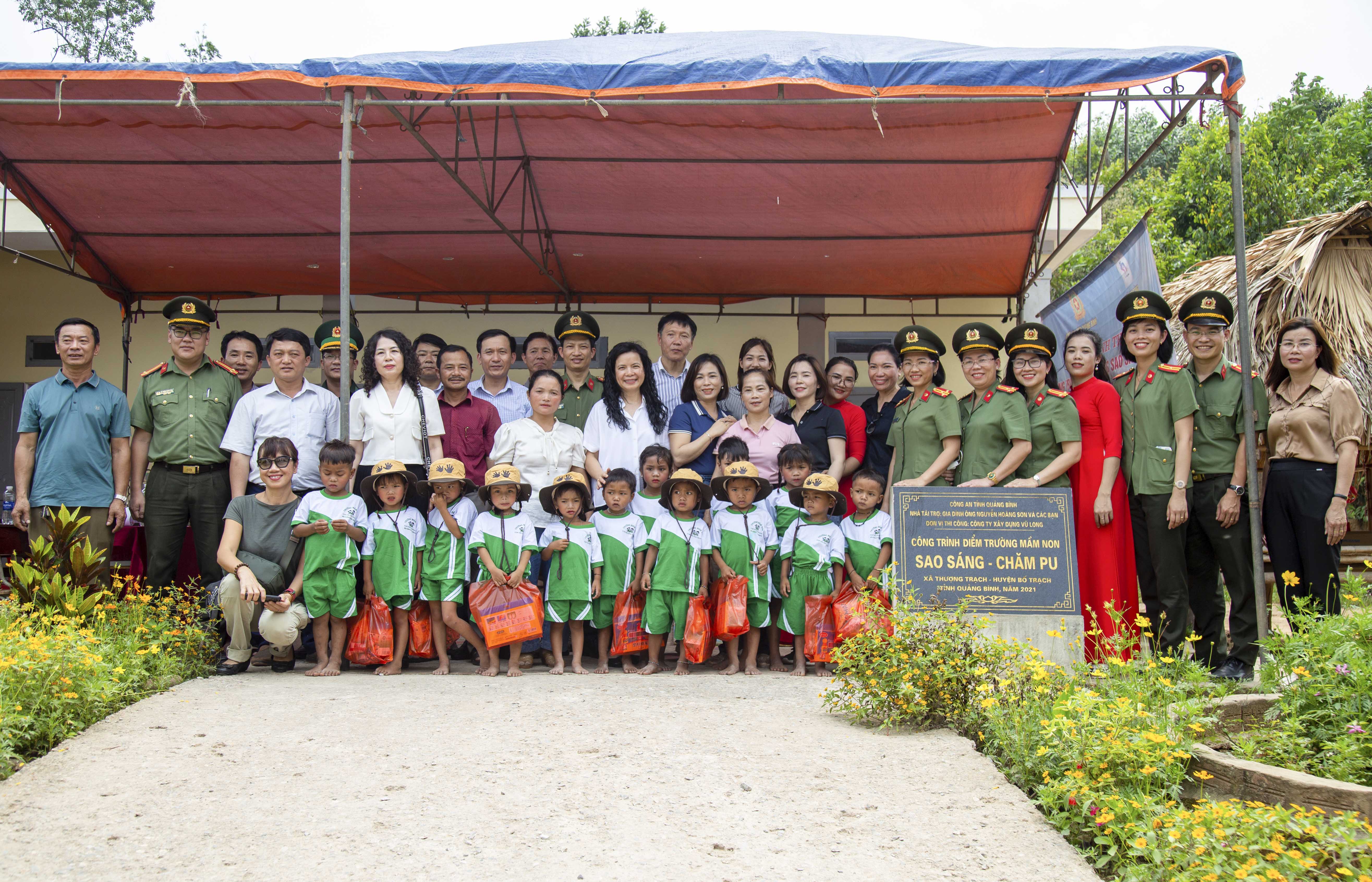 Các đại biểu và đoàn thiện nguyện chụp ảnh lưu niệm với cô trò điểm trường Sao Sáng – Chăm Pu