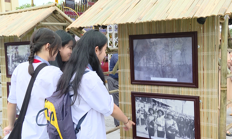 Học sinh, đoàn viên thanh niên xem những bức ảnh xưa.