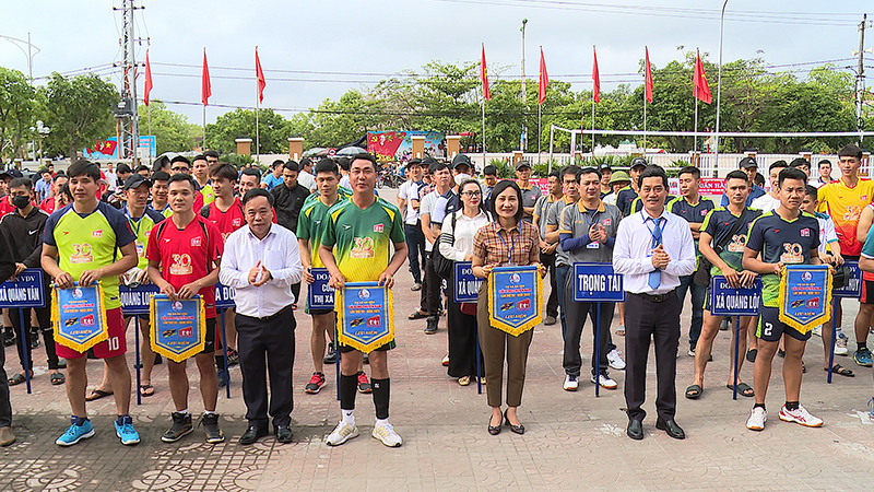 Ban tổ chức trao cờ lưu niệm cho các đội bóng tham dự giải bóng chuyền nam lần thứ VII.